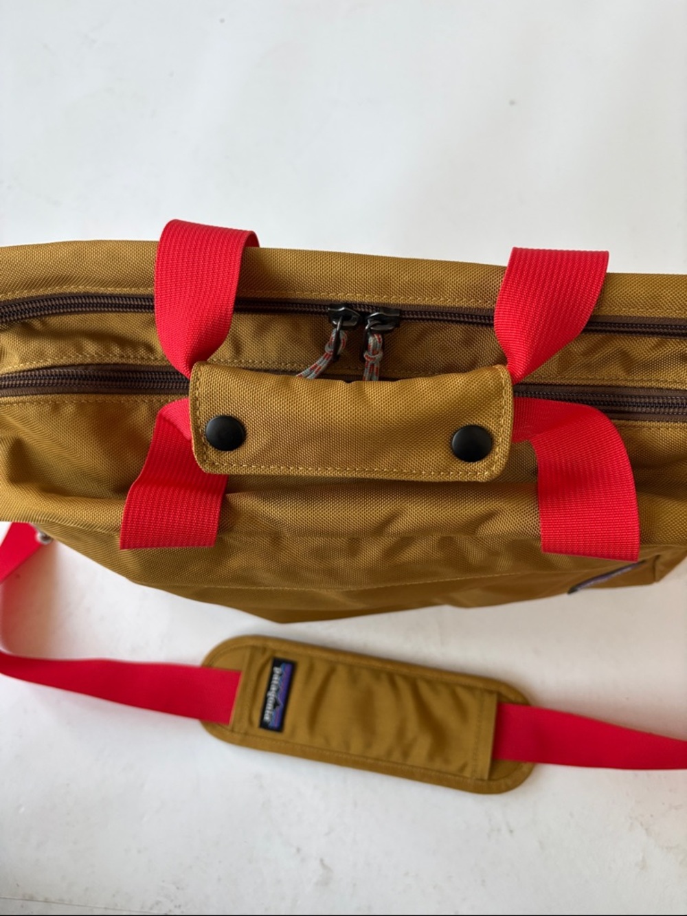 Patagonia laptop Bag in Mustard with Red Straps - Picture 4 of 12